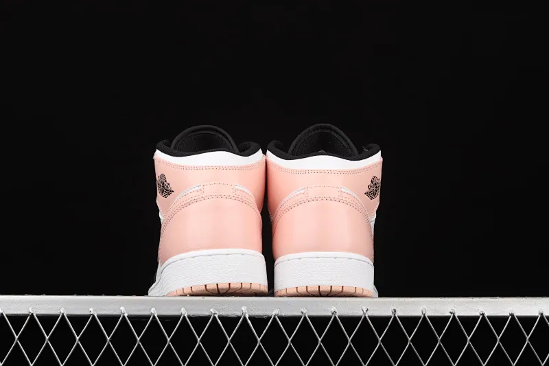 All categories Air Jordan Jordan series basketball shoes Air Jordan 1 Mid G version pure original Air Jordan 1 Mid AJ1 Joe 1 black and white powder Zhongbang basketball shoes 554725-133